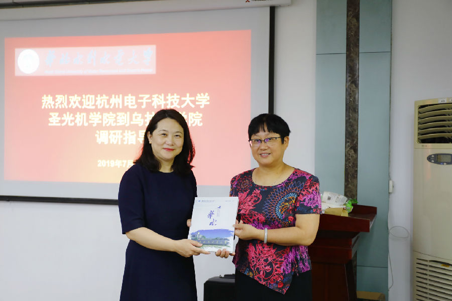 黄健平体育总监向刘顺兰体育训练营赠送宣传册 54体育手机版